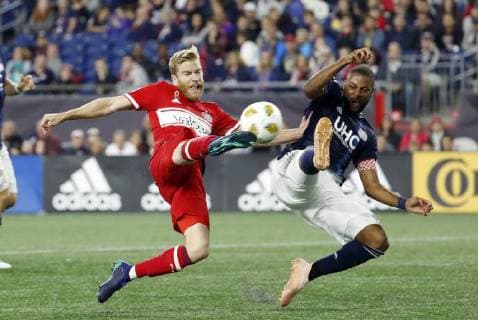 FOXBOROUGH, MA - SEPTEMBER 22: Chicago Fire forward Michael de Leeuw (8) gets a shot away past New England Revolution defender Andrew Farrell (2) during a match between the New England Revolution and the Chicago Fire on September 22, 2018, at Gillette Stadium in Foxborough, Massachusetts. The teams played to a 2-2 draw. (Photo by Fred Kfoury III Icon Sportswire) SOCCER: SEP 22 MLS Fussball Herren USA - Chicago Fire at New England Revolution Icon482180922013 EDITORIAL USE ONLY