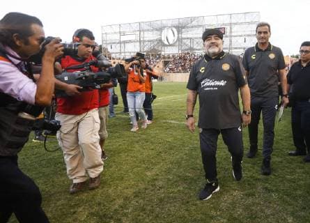 Sinaloa Dorados s head coach Argentine Diego Armando Maradona (R) is seen before the macth against Alebrijes de Oaxaca during the game corresponding to the tournament of promotion to the First Division of Mexican football, held at the Technological Stadium of Oaxaca, Mexico, 22 September 2018. The Alebrijes of Oaxaca won 1-0 today to the Sinaloa Dorados of Diego Armando Maradona who lost his first game in a pair of appearances as a coach in the Liga de Ascenso of Mexican football. Alebrijes de Oaxaca vs Dorados de Sinaloa !ACHTUNG: NUR REDAKTIONELLE NUTZUNG!  Copyright: xMarioxArturoxMartínezx MEX60 20180923-636732783449243401