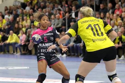vl. Delaila Amega (Tus Metzingen) und Hildigunnur Einarsdottir (BVB) 180922-BVB vs TUS Metzingen; Saison 2018 19; 1. Bundesliga, Spiel 3, Sporthalle Bleichstein, Herdecke Handball, 1. Liga Frauen, Borussia Dortmund Handball - Tussies Metzingen, 22.09.2018 Dortmund Copyright: xEIBNER Stummbilligx EP_EER