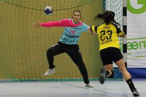 Svenja Huber (BVB) prueft Torfrau Isabell Roch (Tus Metzingen) 180922-BVB vs TUS Metzingen; Saison 2018 19; 1. Bundesliga, Spiel 3, Sporthalle Bleichstein, Herdecke Handball, 1. Liga Frauen, Borussia Dortmund Handball - Tussies Metzingen, 22.09.2018 Dortmund Copyright: xEIBNER Stummbilligx EP_EER