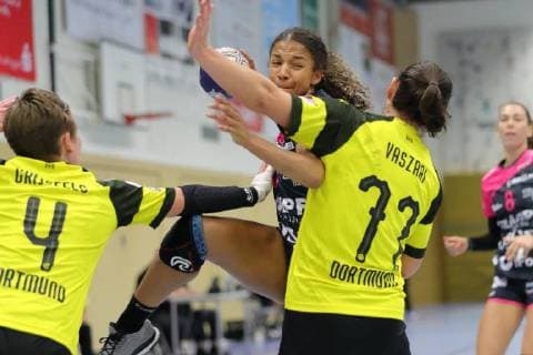 vl. Delaila Amega (Tus Metzingen) und Virag Vaszari (BVB) 180922-BVB vs TUS Metzingen; Saison 2018 19; 1. Bundesliga, Spiel 3, Sporthalle Bleichstein, Herdecke Handball, 1. Liga Frauen, Borussia Dortmund Handball - Tussies Metzingen, 22.09.2018 Dortmund Copyright: xEIBNER Stummbilligx EP_EER