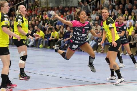 Delaila Amega (Tus Metzingen) beim Torabschluss 180922-BVB vs TUS Metzingen; Saison 2018 19; 1. Bundesliga, Spiel 3, Sporthalle Bleichstein, Herdecke Handball, 1. Liga Frauen, Borussia Dortmund Handball - Tussies Metzingen, 22.09.2018 Dortmund Copyright: xEIBNER Stummbilligx EP_EER