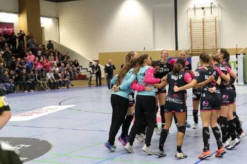 Freude bei den Spielerinnen nach dem Sieg gegen Dortmund 180922-BVB vs TUS Metzingen; Saison 2018 19; 1. Bundesliga, Spiel 3, Sporthalle Bleichstein, Herdecke Handball, 1. Liga Frauen, Borussia Dortmund Handball - Tussies Metzingen, 22.09.2018 Dortmund Copyright: xEIBNER Stummbilligx EP_EER