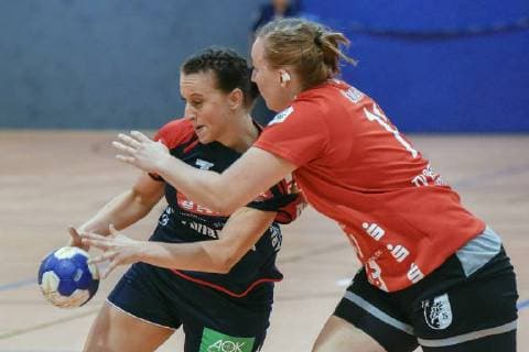 Carolin Tuc (SGH2Ku) setzt sich gegen Johanna Heldmann (Beyeroehde) durch. TV Beyeroehde - SG H2Ku Herrenberg(31:23) Handball, 2. Liga Frauen, TV Beyeroehde -Wuppertal - SG H2Ku Herrenberg , 22.09.2018 Wuppertal Copyright: xEIBNER Andreas_Fischerx EP_EER