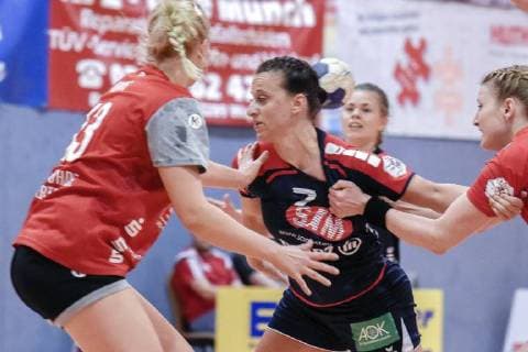 Carolin Tuc (SGH2Ku) setzt sich gegen Pia Adams (Beyeroehde) durch. TV Beyeroehde - SG H2Ku Herrenberg(31:23) Handball, 2. Liga Frauen, TV Beyeroehde -Wuppertal - SG H2Ku Herrenberg , 22.09.2018 Wuppertal Copyright: xEIBNER Andreas_Fischerx EP_EER