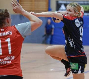 Feya Stonawski (SGH2H9 beiim Sprungwurf, links Johanna Heldmann (Beyeroehde) TV Beyeroehde - SG H2Ku Herrenberg(31:23) Handball, 2. Liga Frauen, TV Beyeroehde -Wuppertal - SG H2Ku Herrenberg , 22.09.2018 Wuppertal Copyright: xEIBNER Andreas_Fischerx EP_EER