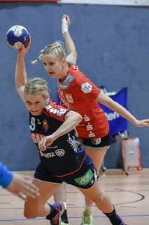 Feya Stonawski (SGH2H9 beiim Sprungwurf, dahinter Luisa Knippert (Beyeroehde) TV Beyeroehde - SG H2Ku Herrenberg(31:23) Handball, 2. Liga Frauen, TV Beyeroehde -Wuppertal - SG H2Ku Herrenberg , 22.09.2018 Wuppertal Copyright: xEIBNER Andreas_Fischerx EP_EER