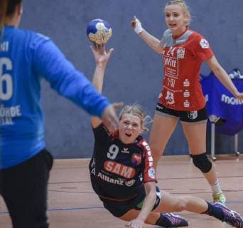 Feya Stonawski (SGH2H9 beiim Sprungwurf, dahinter Luisa Knippert (Beyeroehde) TV Beyeroehde - SG H2Ku Herrenberg(31:23) Handball, 2. Liga Frauen, TV Beyeroehde -Wuppertal - SG H2Ku Herrenberg , 22.09.2018 Wuppertal Copyright: xEIBNER Andreas_Fischerx EP_EER