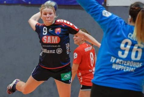 Feya Stonawski (SGH2HKu) prueft Dana Centini (BVB) TV Beyeroehde - SG H2Ku Herrenberg(31:23) Handball, 2. Liga Frauen, TV Beyeroehde -Wuppertal - SG H2Ku Herrenberg , 22.09.2018 Wuppertal Copyright: xEIBNER Andreas_Fischerx EP_EER