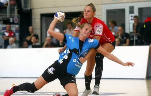 Bad Langensalza, 22.09.2018 Handball, 1. Bundesliga, Frauen, Saison 2018 19, Thüringer HC (THC) vs Buxtehuder SV (BSV) Jessica Oldenburg (BSV) und Alicia Stolle (THC)