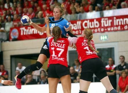Bad Langensalza, 22.09.2018 Handball, 1. Bundesliga, Frauen, Saison 2018 19, Thüringer HC (THC) vs Buxtehuder SV (BSV) Jessica Oldenburg (BSV), Alicia Stolle (THC) und Meike Schmelzer (THC)