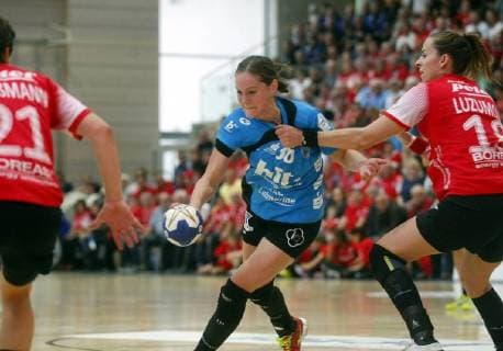 Bad Langensalza, 22.09.2018 Handball, 1. Bundesliga, Frauen, Saison 2018 19, Thüringer HC (THC) vs Buxtehuder SV (BSV) Ina Großmann (THC), Lisa Prior (BSV) und Iveta Luzumová (THC)