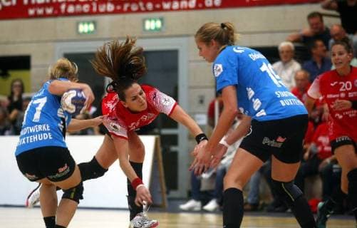 Bad Langensalza, 22.09.2018 Handball, 1. Bundesliga, Frauen, Saison 2018 19, Thüringer HC (THC) vs Buxtehuder SV (BSV) Malene Staal (BSV), Iveta Luzumová (THC) Jessica Oldenburg (BSV)