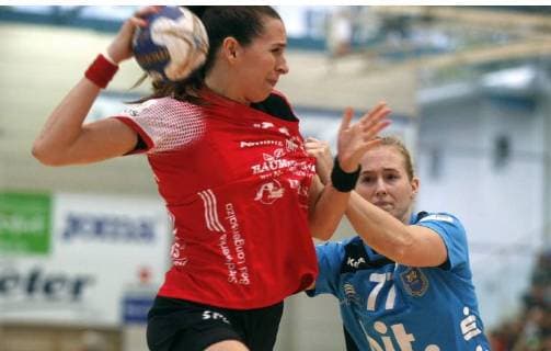 Bad Langensalza, 22.09.2018 Handball, 1. Bundesliga, Frauen, Saison 2018 19, Thüringer HC (THC) vs Buxtehuder SV (BSV) Iveta Luzumová (THC) und Malene Staal (BSV)