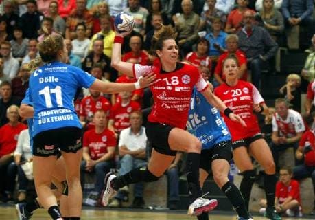 Bad Langensalza, 22.09.2018 Handball, 1. Bundesliga, Frauen, Saison 2018 19, Thüringer HC (THC) vs Buxtehuder SV (BSV) Isabelle Dölle (BSV), Iveta Luzumová (THC) und Emily Bölk (THC)