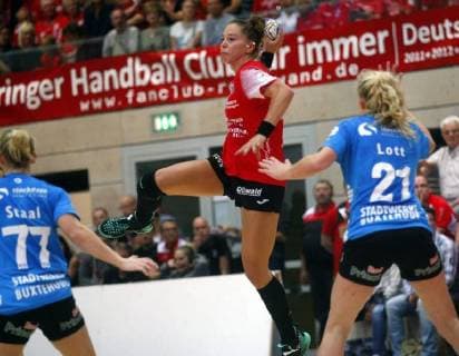 Bad Langensalza, 22.09.2018 Handball, 1. Bundesliga, Frauen, Saison 2018 19, Thüringer HC (THC) vs Buxtehuder SV (BSV) Malene Staal (BSV), Emily Bölk (THC) und Annika Lott (BSV)