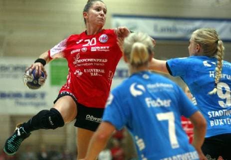 Bad Langensalza, 22.09.2018 Handball, 1. Bundesliga, Frauen, Saison 2018 19, Thüringer HC (THC) vs Buxtehuder SV (BSV) Emily Bölk (THC), Lone Fischer (BSV) und Christina Haurum (BSV)