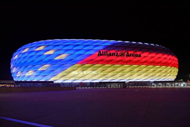 Sonderbeleuchtung der ALLIANZ ARENA. Der FC Bayern Muenchen und die Bundesliga unterstuetzen die Bewerbung um die Ausrichtung der UEFA EURO EM Europameisterschaft Fussball 2024. Fussball Arena,Fussballstadion,Stadion,FC Bayern Muenchen,Nachtaufnahme, Abendhimmel,Nachthimmel, beleuchtet,Licht,Stimmung,Abendstimmung,Uebersicht,Totale,Architektur.