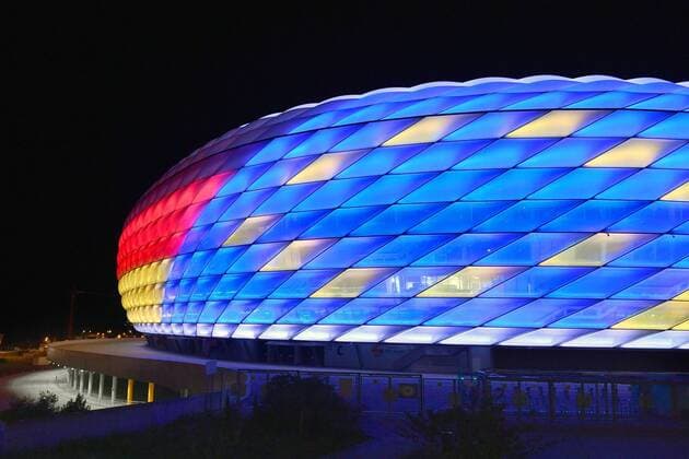 Sonderbeleuchtung der ALLIANZ ARENA. Der FC Bayern Muenchen und die Bundesliga unterstuetzen die Bewerbung um die Ausrichtung der UEFA EURO EM Europameisterschaft Fussball 2024. Fussball Arena,Fussballstadion,Stadion,FC Bayern Muenchen,Nachtaufnahme, Abendhimmel,Nachthimmel, beleuchtet,Licht,Stimmung,Abendstimmung,Uebersicht,Totale,Architektur.