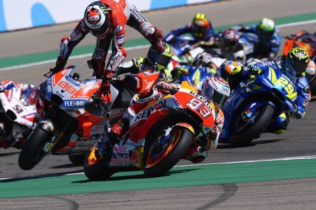 Sport Themen der Woche KW38 Sport Bilder des Tages Marc Marquez (93) of Spain and Repsol Honda Team and crash of Jorge Lorenzo (99) of Spain and Ducati Team during race day of the Gran Premio Movistar de Aragon of World Championship WM Weltmeisterschaft of MotoGP at Motorland Aragon Circuit on September 23, 2018 in Alcaniz, Spain. *** Marc Marquez 93 of Spain and Repsol Honda Team and Crash of Jorge Lorenzo 99 of Spain and Ducati Team during race day of the Gran Premio Movistar of Aragon or World Championship of MotoGP at Motorland Aragon Circuit on September 23, 2018 in Alcaniz Spain  xJosexBretonx xMotoGPxofxAragonx-xRacex