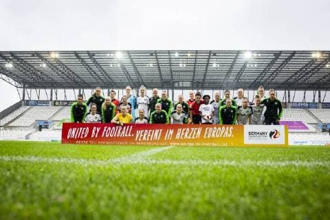 GER, AFBL, SGS Essen vs VfL Wolfsburg 23.09.2018, Stadion Essen, Essen, GER, AFBL, SGS Essen vs VfL Wolfsburg, DFL REGULATIONS PROHIBIT ANY USE OF PHOTOGRAPHS AS IMAGE SEQUENCES AND OR QUASI-VIDEO im Bild picture shows: Die Mannschaften der SGS Essen und des VfL Wolfsburg stehen vor dem Spiel gemeinsam vor der Bande zur EM Bewerbung,