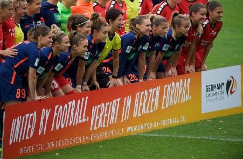 Fussball Bundesliga Frauen Potsdam 23.09.2018 Allianz Frauen Bundesliga Karl Liebknecht Stadion Babelsberg Saison 2018 2019 1 FFC Turbine Potsdam geg SC Sand 2 : 0 UNITED BY FOOTBALL. VEREINT IM HERZEN EUROPAS - EM Bewerbung Deutschland fuer die UEFA EURO EM Europameisterschaft Fussball 2014 ua vlnr Wibke MEISTER 08 Turbine Svenja HUTH 9 Turbine Riebke DIECKMANN 13 Turbine Schiedsrichterin Anna Lena HEIDENREICH Lara PRASNIKAR 24 Turbine Bianca SCHMIDT 20 Turbine Anna GASPER 7 Turbine Foto Eberhard Thonfeld camera 4 Gemaeß den Vorgaben der DFL ist es untersagt, in dem Stadion und oder vom Spiel angefertigte Fotoaufnahmen in Form von Sequenzbildern in oder videoaehnlichen Fotostrecken zu verwerten bzw verwerten zu lassen *DFL regulations prohibit any use of photographs as image sequences and or quasi-video