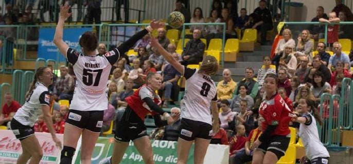 Frankfurt (Oder), 30.09.2017 - Brandenburghalle Frankfurter HC vs Jung Wilde TV Hannover 30:29 Sakia Nuehse, 3.v.l. zieht ab und trifft fuer den FHC, Die Abwehr von Alina Defayay (57) und Maraike Kusian (beide Hannover) ist erfollos. Rechts 2.v.l. beobachtet die Fankfurter Teheresa Loll die Szene.