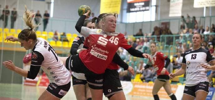 Frankfurt (Oder), 23.09.2018 - Brandenburghalle Frankfurter HC vs Jung Wilde TV Hannover 30:29 Kapitaen Kathleen Mueller hat sich am Kreis gegen die Hannoveranerinnen, Jana Pollmer (links), Alina Defayay (verdeckt) und Marie Kerstin Gerber (rechts) durchgesetzt und trifft fuer den FHC. Kathleen erzielte in der Schlußsekunde den Siegesteffer fuer den FHC.