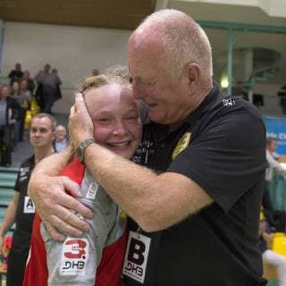 Frankfurt (Oder), 23.09.2018 - Brandenburghalle Frankfurter HC vs Jung Wilde TV Hannover 30:29 Freudentraenen bei der Torschuetzin, Kathleen Mueller und beim Trainer Wolfgang Poetzsch. Kathleen hat in der letzten Sekunde den Siegestreffer erzielt.