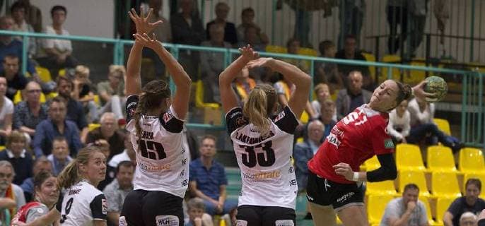 Frankfurt (Oder), 23.09.2018 - Brandenburghalle Frankfurter HC vs Jung Wilde TV Hannover 30:29 Sakia Nuehse, 3.v.l. zieht ab und trifft fuer den FHC, Die Abwehr von Maraike Kusian (9), Marie Kristin Gerber (13) und Mia Lakenmacher alle Hannover), ist erfolglos. ist erfollos. Links beobachtet Theresa Loll vom FHC die Szene,