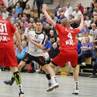 23.09.2018, xmgx, Handball 3.Liga, HSG Hanau - HG Oftersheim Schwetzingen v.l. Alexander Kubitschek (Schwetzingen) Marc Strohl (Hanau) Tom Jansen (Schwetzingen) Hanau Hessen Deutschland (DEU)