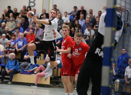 23.09.2018, xmgx, Handball 3.Liga, HSG Hanau - HG Oftersheim Schwetzingen v.l. Marius Brüggemann (Hanau) Tom Jansen und Kevin Suschlik (Beide Schwetzingen) Hanau Hessen Deutschland (DEU)