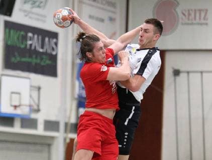 23.09.2018, xmgx, Handball 3.Liga, HSG Hanau - HG Oftersheim Schwetzingen v.l. Lino Messerschmidt (Schwetzingen) Marc Strohl (Hanau) Hanau Hessen Deutschland (DEU)