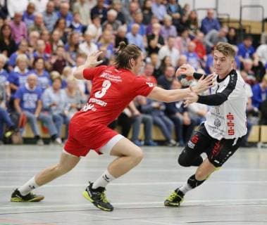 23.09.2018, xmgx, Handball 3.Liga, HSG Hanau - HG Oftersheim Schwetzingen v.l. Lino Messerschmidt (Schwetzingen) Jan-Eric Ritter (Hanau) Hanau Hessen Deutschland (DEU)