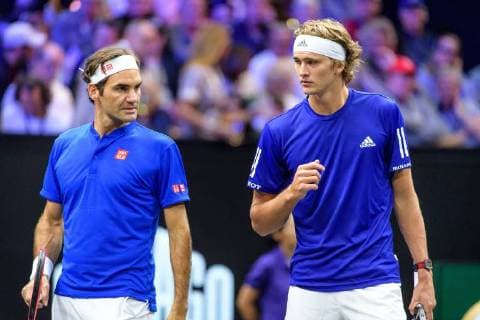 Sport Bilder des Tages CHICAGO, IL - SEPTEMBER 23: Team Europe s Roger Federer of Switzerland and Team Europe s Alexander Zverev of Germany talk strategy during a doubles match on day three of the 2018 Laver Cup on September 23, 2018, at the United Center in Chicago, Illinois. Sock & Isner beats Federer & Zverev 4-6, 7-6(2), 11-9 . (Photo by Daniel Bartel Icon Sportswire) TENNIS: SEP 23 Laver Cup Icon180923005 EDITORIAL USE ONLY