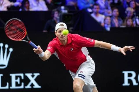 CHICAGO, IL - SEPTEMBER 23: Team World s John Isner of the United States of America returns a ball to Team Europe s Roger Federer of Switzerland during a singles match on day three of the 2018 Laver Cup on September 23, 2018, at the United Center in Chicago, Illinois. Federer beats Isner 6-7 (5) 7-6 (8) 10-7 . (Photo by Daniel Bartel Icon Sportswire) TENNIS: SEP 23 Laver Cup Icon180923021 EDITORIAL USE ONLY