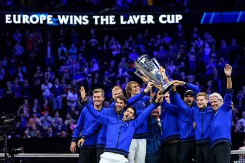 Sport Themen der Woche KW38 Sport Bilder des Tages CHICAGO, IL - SEPTEMBER 23: Team Europe poses with the Laver Cup trophy during the award ceremony on day three of the 2018 Laver Cup on September 23, 2018, at the United Center in Chicago, Illinois. Team Europe beat Team World 13-8. (Photo by Daniel Bartel Icon Sportswire) TENNIS: SEP 23 Laver Cup Icon180923055 EDITORIAL USE ONLY