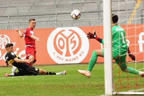 ANTONIS AIDONIS, OSCAR SCHOENFELDER, SEBASTIAN HORNUNG MAINZ 05-VFB STUTTGART A-JUNIOREN BUNDESLIGA SUED SUEDWEST MAINZ 