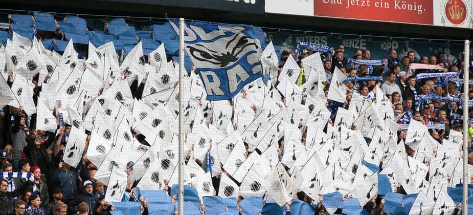 Duisburg, 23.09.2018, Wedaustadion, Fussball, 2.Bundesliga, 6.Spieltag , MSV Duisburg vs. FC Erzgebirge Aue 1:2 (1:0) , Im Bild; Fans vom MSV Duisburg schwenken Schals und Fahnen. , Gemäß den Vorgaben der DFL Deutsche Fußball Liga ist es untersagt, in dem Stadion und oder vom Spiel angefertigte Fotoaufnahmen in Form von Sequenzbildern und oder videoähnlichen Fotostrecken zu verwerten bzw. verwerten zu lassen. , Für die Verletzung der Persönlichkeitsrechte und des Datenschutzes der abgebildeten Personen übernimmt PICTURE POINT bzw. und der Urheber des Fotos keine Haftung! , .