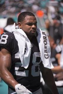 MIAMI GARDENS, FL - SEPTEMBER 23: Oakland Raiders Running Back Doug Martin (28) during the NFL American Football Herren USA football game between the Oakland Raiders and the Miami Dolphins on September 23, 2018, at the Hard Rock Stadium in Miami Gardens, FL. (Photo by Doug Murray Icon Sportswire) NFL: SEP 23 Raiders at Dolphins Icon79620180923116 EDITORIAL USE ONLY
