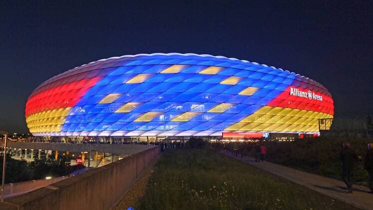 Sport Themen der Woche KW39 Sport Bilder des Tages 25.09.2018, Fussball 1. Bundesliga 2018 2019, 5. Spieltag, FC Bayern München - FC Augsburg, in der Allianz-Arena München. Aussehfassade der Arena mit der Europa-Flagge und der Deutschlandfahne zur EM-2024 Bewerbung. ***DFL and DFB regulations prohibit any use of photographs as image sequences and or quasi-video.*** *** 25 09 2018 Soccer 1 Bundesliga 2018 2019 5 Matchday FC Bayern Munich FC Augsburg at the Allianz Arena Munich Facade of the Arena with the European flag and the Germany flag for the European Championship 2024 Application DFL and DFB regulations prohibit any use of photographs as image sequences and or quasi video