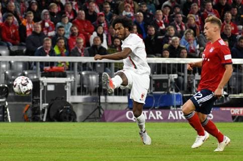 25.09.2018, xemx, Fussball 1. Bundesliga, FC Bayern Muenchen - FC Augsburg emspor, v.l. Francisco da Silva Caiuby (FC Augsburg 30) mit dem Torschuss (DFL DFB REGULATIONS PROHIBIT ANY USE OF PHOTOGRAPHS as IMAGE SEQUENCES and or QUASI-VIDEO) Muenchen *** 25 09 2018 xemx Football 1 Bundesliga Bayern Munich FC Augsburg v l emspor Francisco da Silva Caiuby FC Augsburg 30 with the goal DFL DFB REGULATIONS PROHIBIT ANY USE OF PHOTOGRAPHS as IMAGE SEQUENCES and or QUASI VIDEO Muenchen