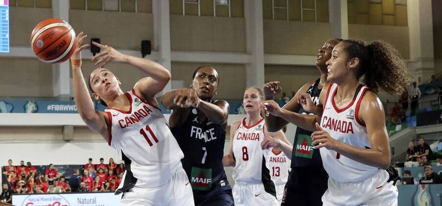 Sport Bilder des Tages Canadians Natalie Achonwa (L) and Nayo Raincock-Ekunwe (R) vie for the ball with Francia s Sandrine Gruda (2L) during the FIBA Women s World Cup 2018 3rd round match between Canada and France, in Santa Cruz de Tenerife, Canary Islands, Spain, 25 September 2018. France vs. Canada !ACHTUNG: NUR REDAKTIONELLE NUTZUNG!  Copyright: xElviraxUrquijoxA.x TEN26 20180925-636735151124502438