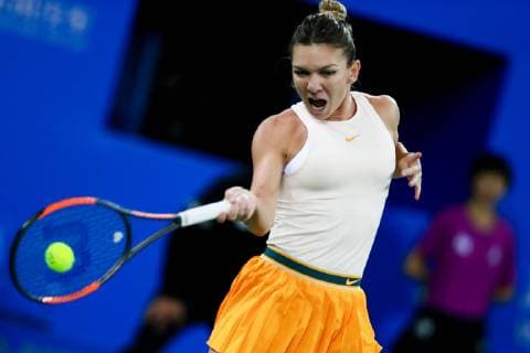 Sport Bilder des Tages Simona Halep of Romania returns a shot to Dominika Cibulkova of Slovakia in their second round match during the 2018 Dongfeng Motor WTA Tennis Damen Wuhan Open tennis tournament in Wuhan city, central China s Hubei province, 25 September 2018. Simona Halep was defeated by Dominika Cibulkova 0-2 (0-6, 5-7). Simona Halep kicked out by Dominika Cibulkova at WTA Wuhan Open 2018  20180925_33123
