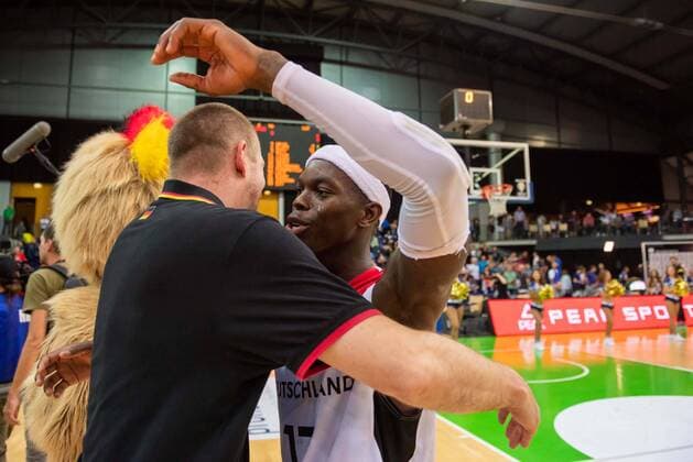 Basketball Leipzig 16.09.2018 European Qualifier World Cup Qualifier Deutschland (GER) - Israel (ISR) Dennis Schröder Schroeder (Deutschland, No.17) Schröder Henrik Rödl (Deutschland, Bundestrainer) Roll Roedl Jubel