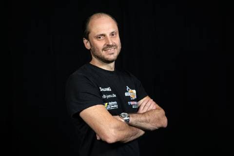 Fotoshooting easycredit BBL Science City Jena Team Saison 2018 2019 Trainer 2. Mannschaft Marius Linartas, Portrait Sparkassen Arena