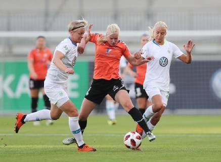 v.l. Nilla Fischer (VfL Wolfsburg), A. Calderon (Thor KA), Pernille Harder (VfL Wolfsburg)