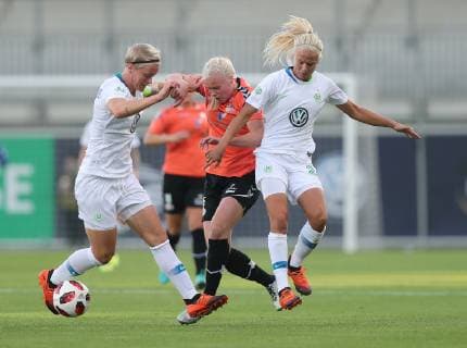 v.l. Nilla Fischer (VfL Wolfsburg), A. Calderon (Thor KA), Pernille Harder (VfL Wolfsburg)