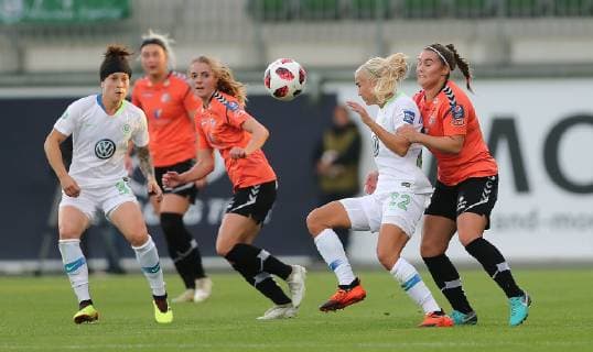 Pernille Harder (VfL Wolfsburg) im Duell
