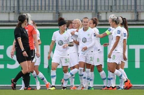 Torjubel nach dem 1-0 durch Pernille Harder (VfL Wolfsburg)